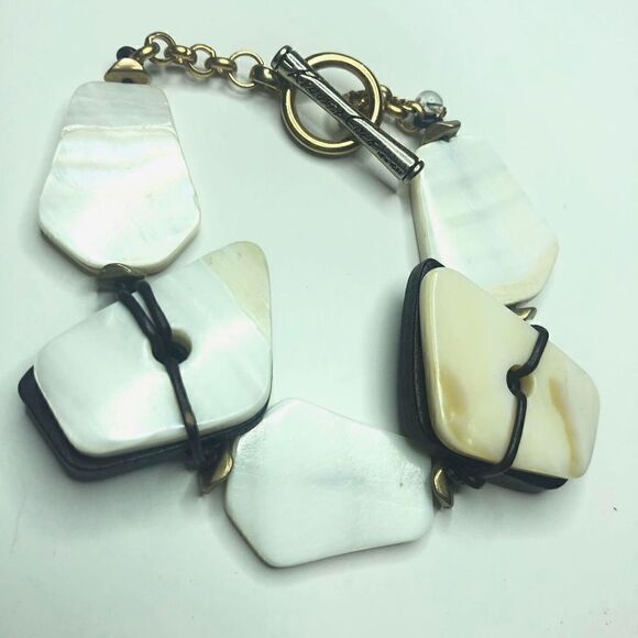 234 Kenneth Cole shell & wood goldtone boho toggle bracelet 7.5" long - Picture 1 of 2